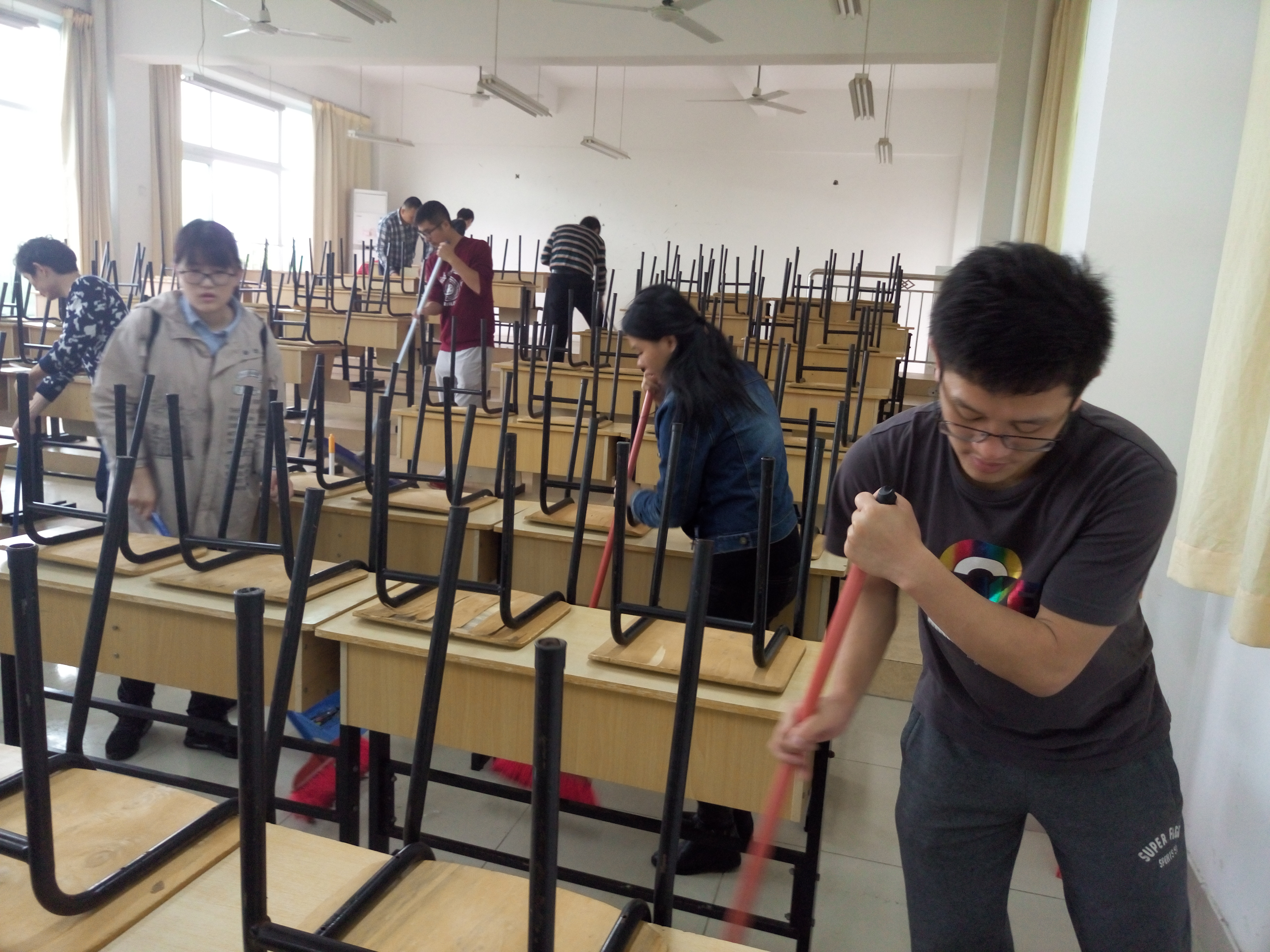 航院教职工党员参加天佑楼善行活动