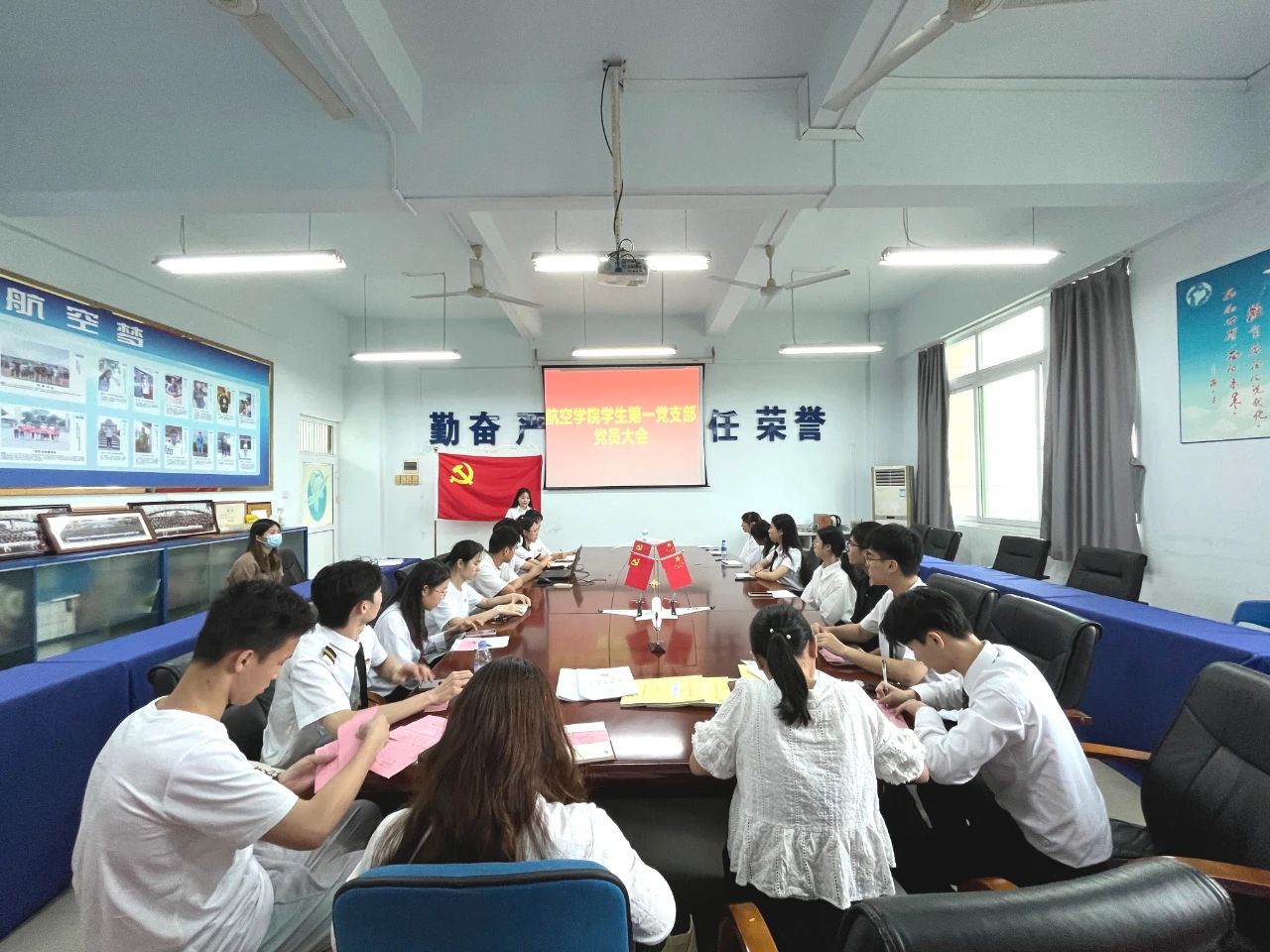 suncitygroup太阳新城学生第一党支部召开接收预备党员大会