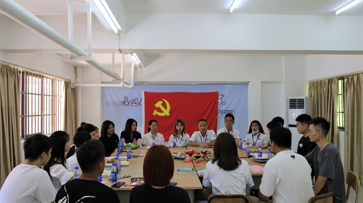 suncitygroup太阳新城举行毕业生党员离校教育座谈会暨专题党课