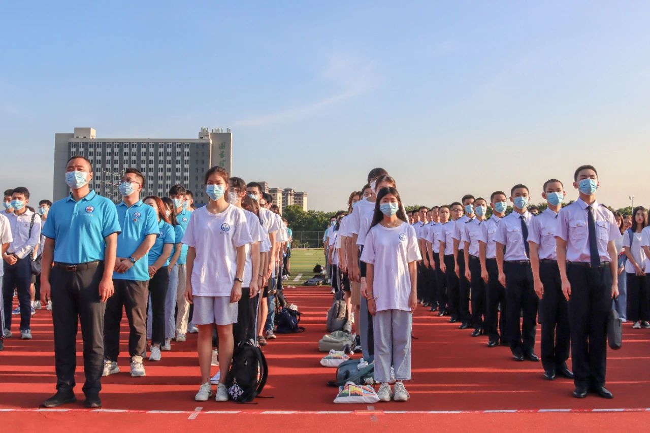 请党放心，强国有我｜suncitygroup太阳新城师生参加升旗仪式