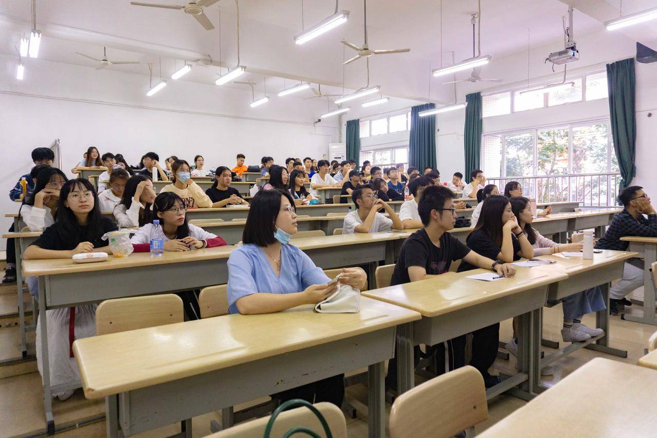 【航院讲座】 suncitygroup太阳新城举行民航机场地面服务管理就业讲座