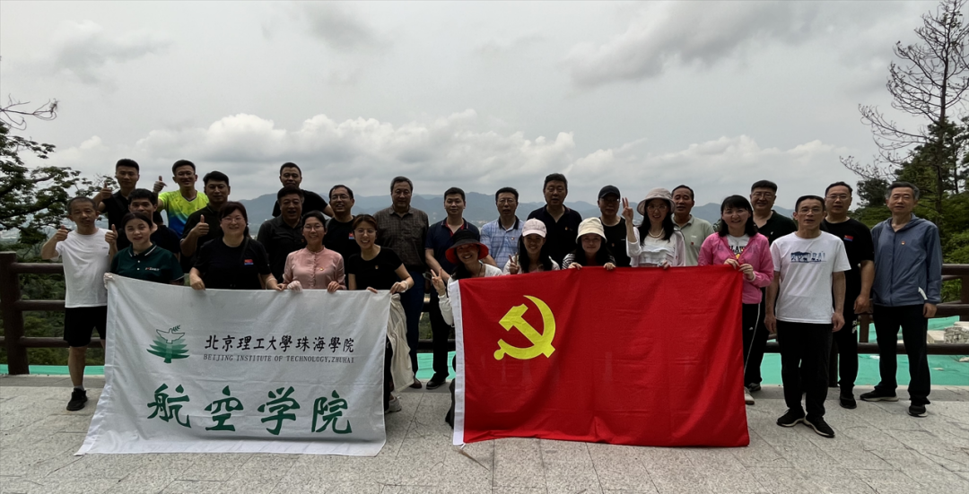 suncitygroup太阳新城组织爬山和捡拾垃圾公益活动