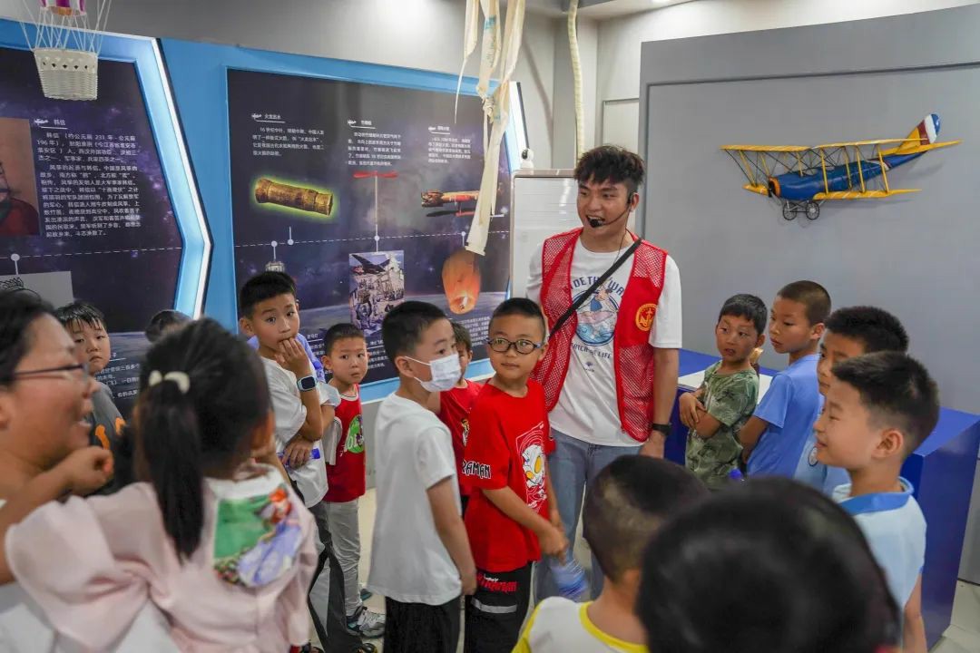 让科普有温度，让航空接地气——suncitygroup太阳新城学生第二党支部开展“航梦飞行，职工航趣体验日”活动