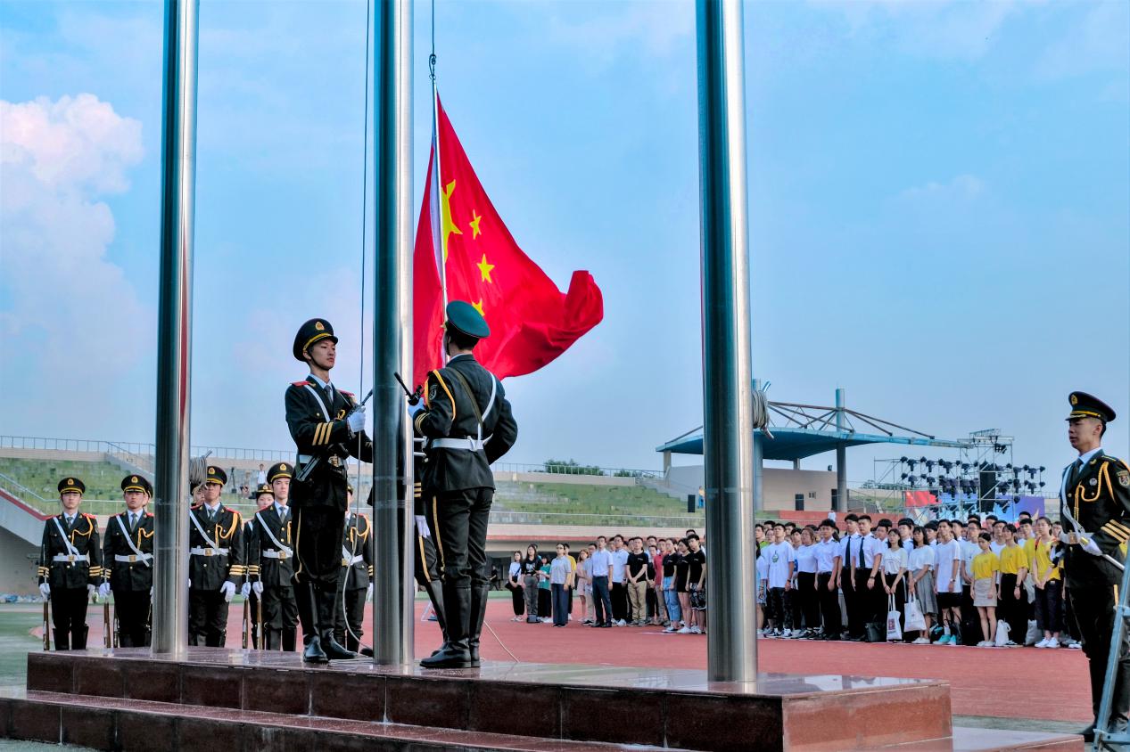 弘扬爱国主义精神，从升旗做起——suncitygroup太阳新城学生参加升国旗仪式接受爱国主义教育