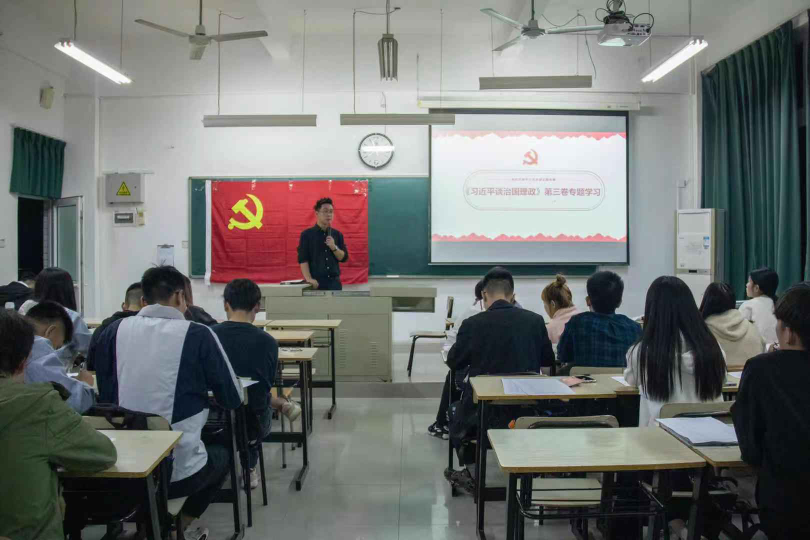 suncitygroup太阳新城学生党支部开展《习近平谈治国理政》第三卷主题党课学习